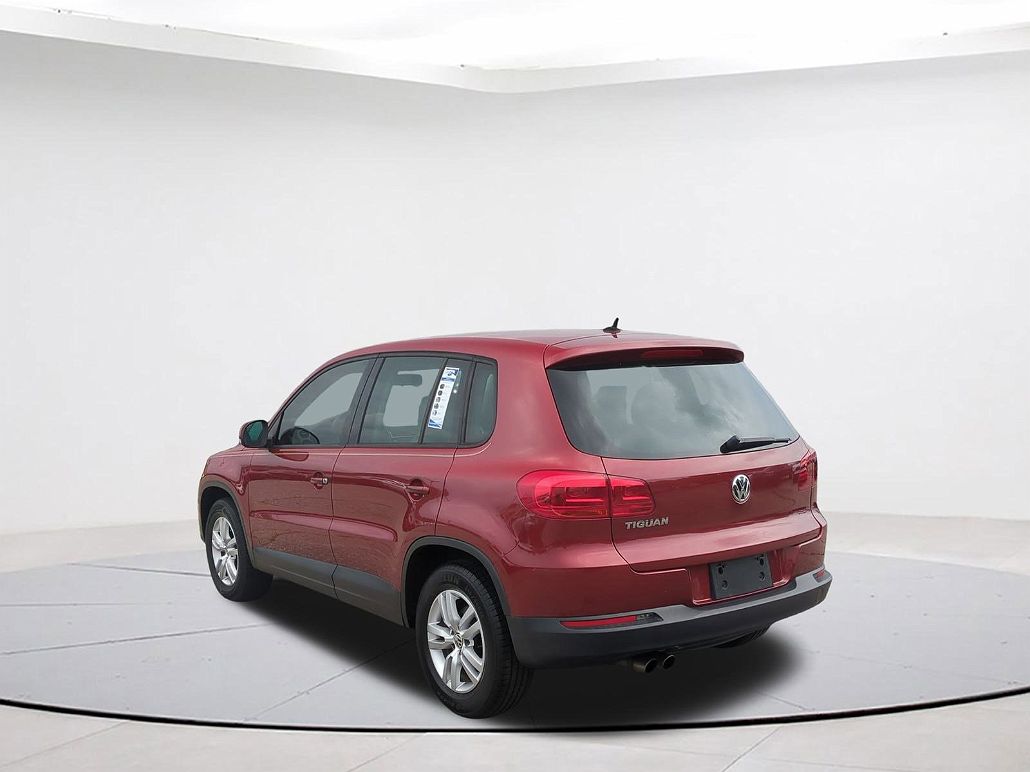 2012 Volkswagen Tiguan LE image 2
