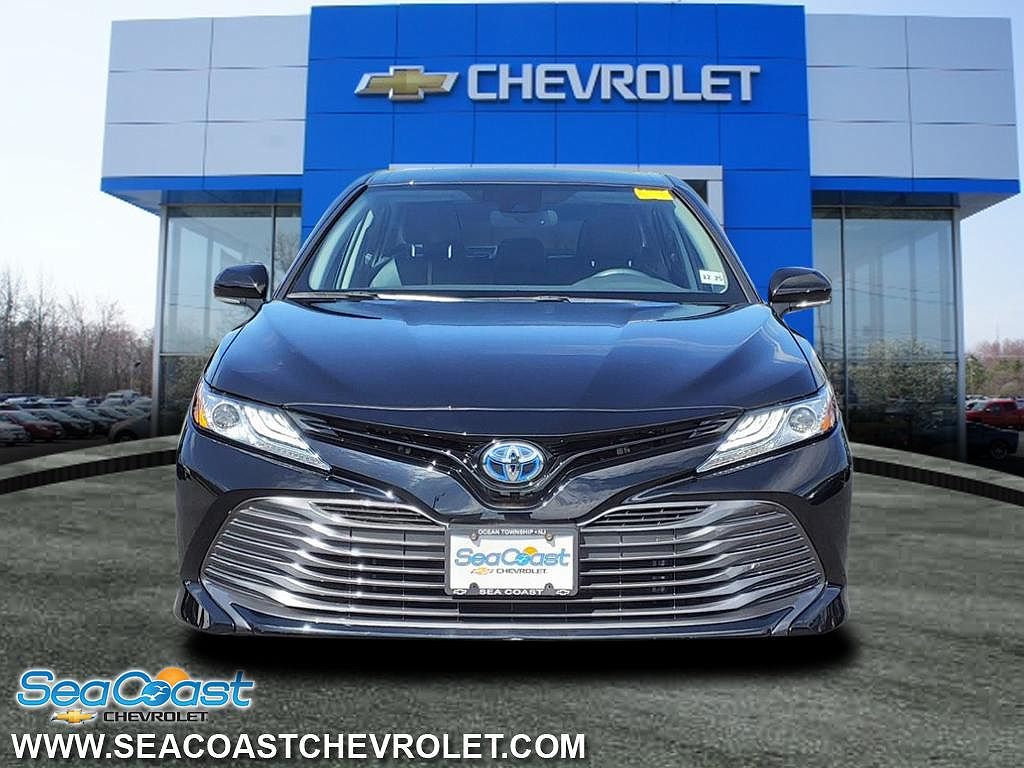 2020 Toyota Camry XLE image 1