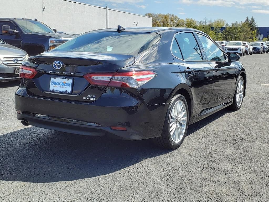 2020 Toyota Camry XLE image 5