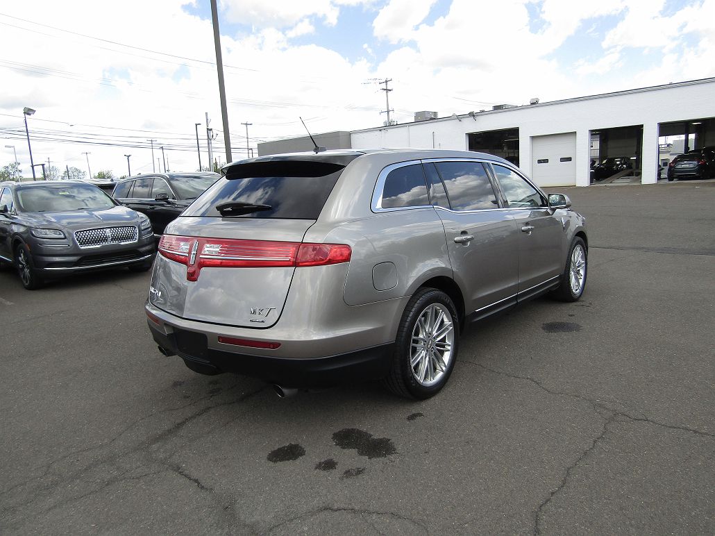 2016 Lincoln MKT null image 4