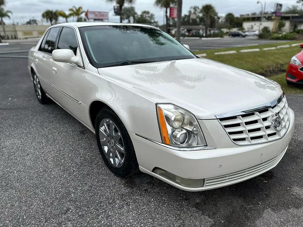 2010 Cadillac DTS Premium image 2