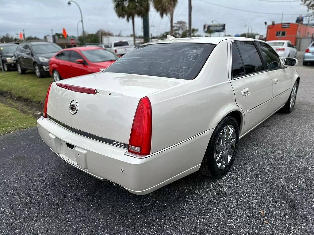 2010 Cadillac DTS Premium image 4