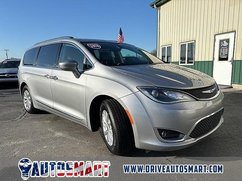 2018 Chrysler Pacifica Touring-L image 0