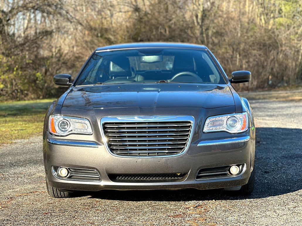 2013 Chrysler 300 null image 1