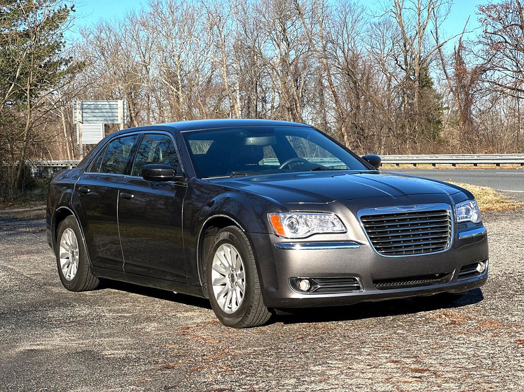 2013 Chrysler 300 null image 2