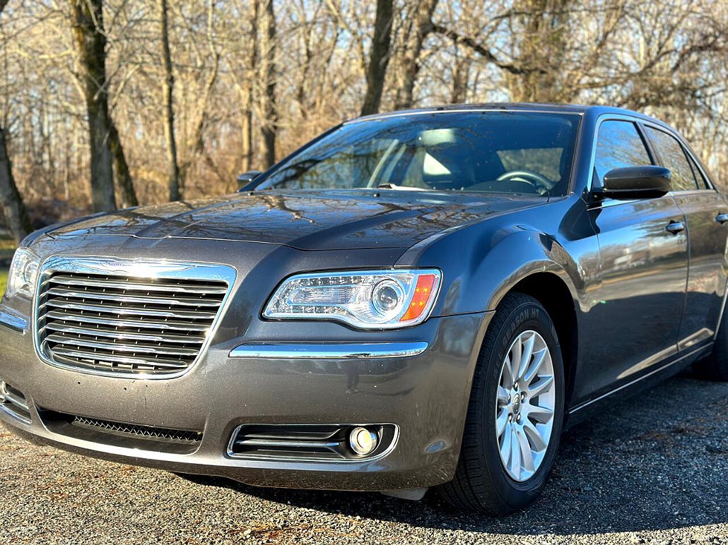 2013 Chrysler 300 null image 3