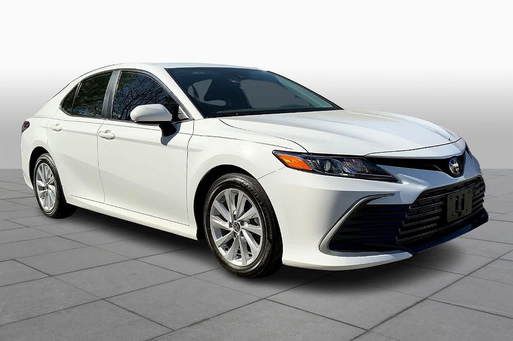 2023 Toyota Camry LE image 1