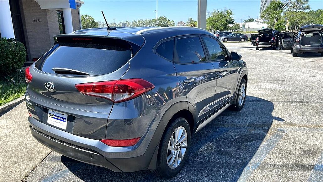 2017 Hyundai Tucson SE image 2