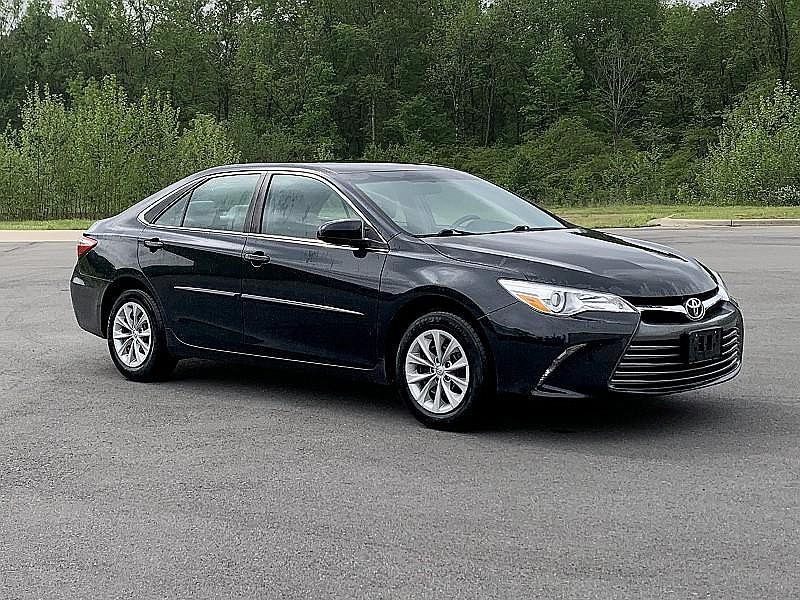 2015 Toyota Camry LE image 0
