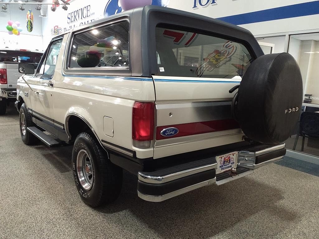 1989 Ford Bronco XLT image 3