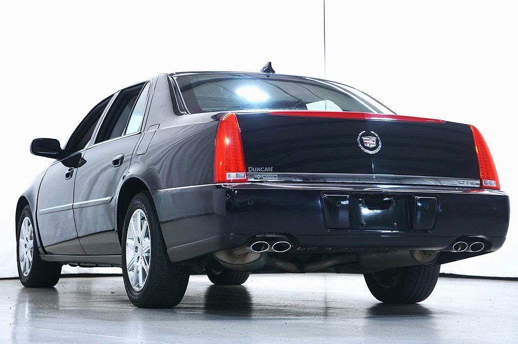 2011 Cadillac DTS Premium image 3