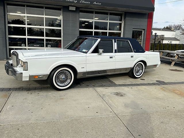 1986 Lincoln Town Car null image 2