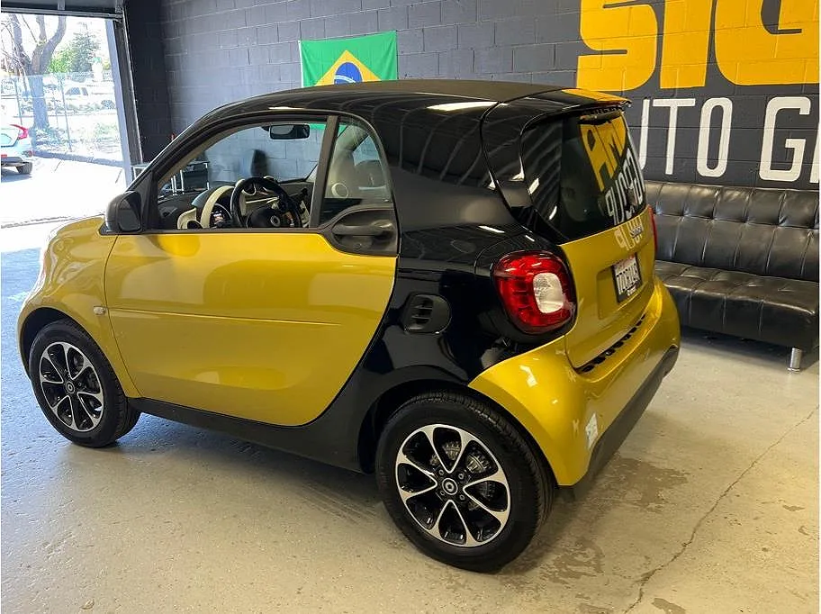 2017 Smart Fortwo Passion image 1