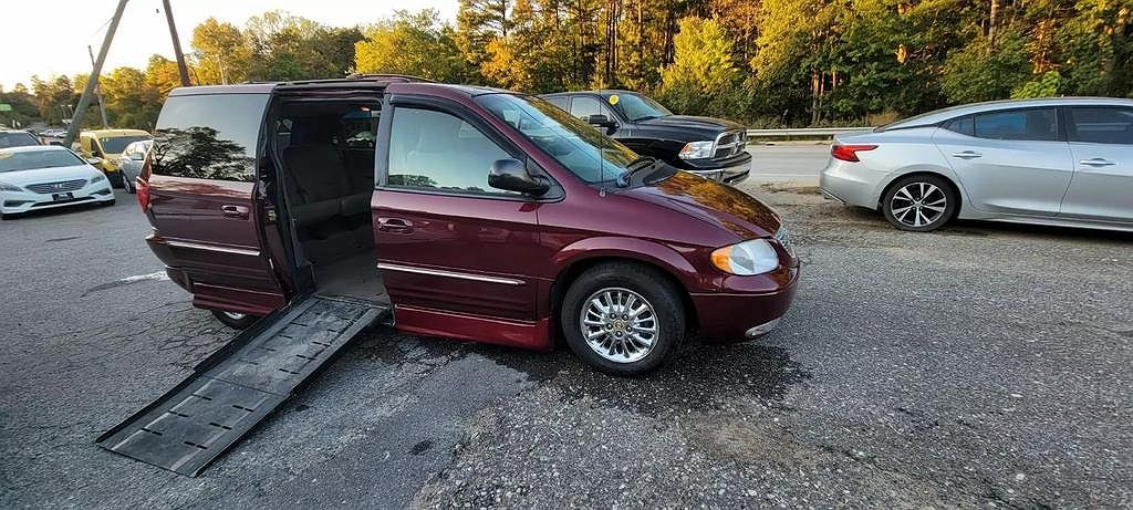 2002 Chrysler Town & Country Limited Edition image 2