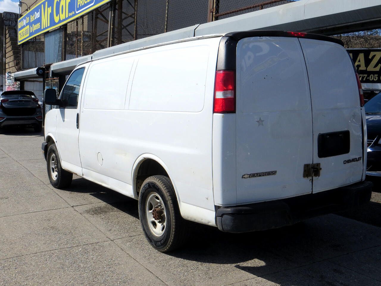 2003 Chevrolet Express 3500 image 14