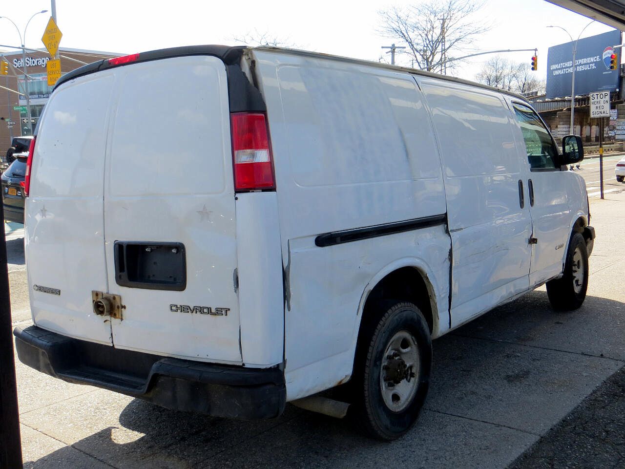 2003 Chevrolet Express 3500 image 16