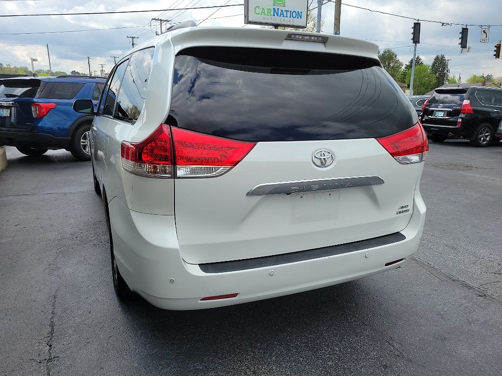 2012 Toyota Sienna Limited image 4