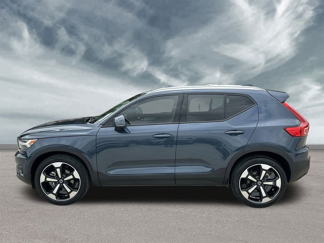 2021 Volvo XC40 T4 Momentum image 3