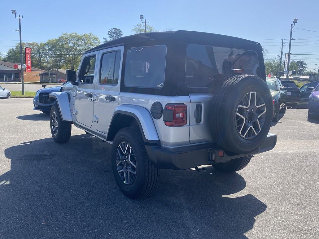 2024 Jeep Wrangler Sahara image 4