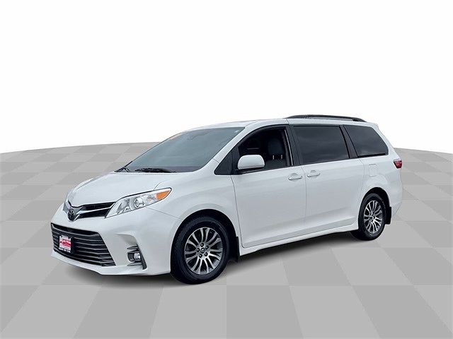 2020 Toyota Sienna XLE image 3