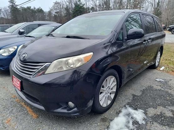 2011 Toyota Sienna XLE photo 2