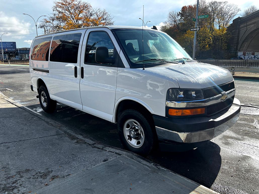 2019 Chevrolet Express 3500 image 2