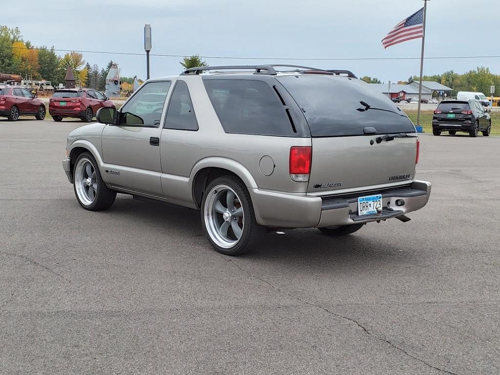 1999 Chevrolet Blazer LS image 2