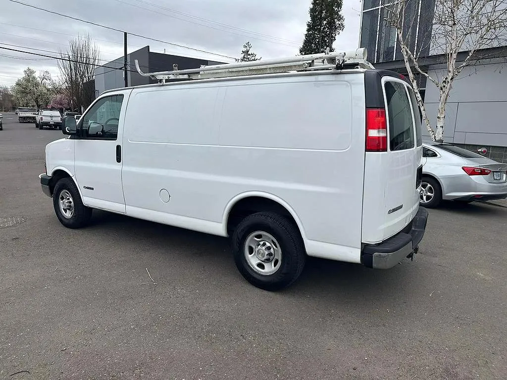 2006 Chevrolet Express 2500 image 2