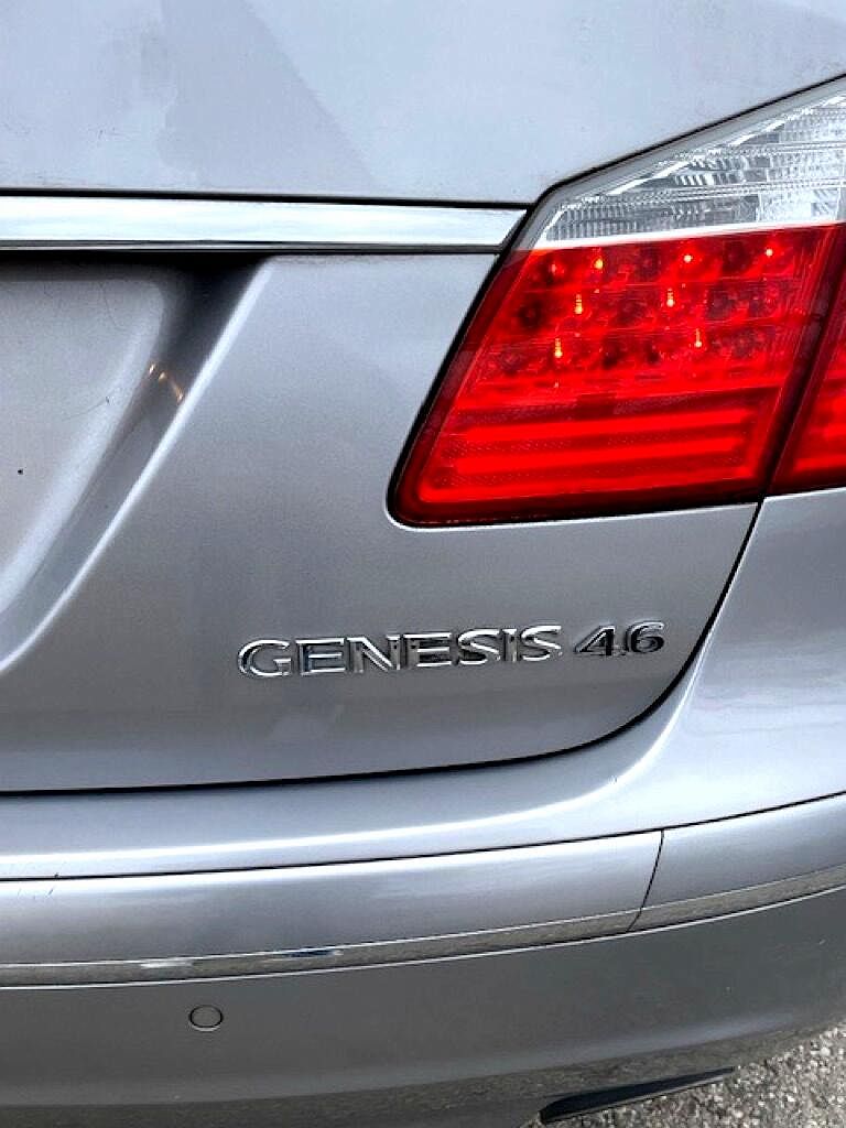 2011 Hyundai Genesis Base image 5