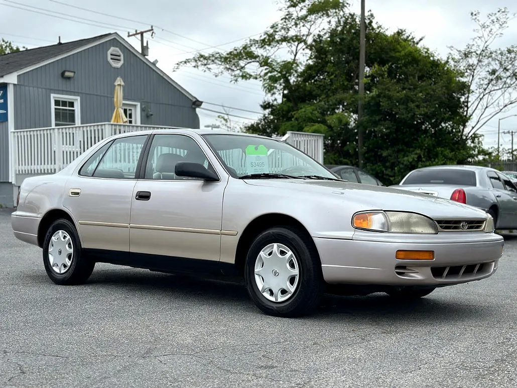 1996 Toyota Camry DX image 1