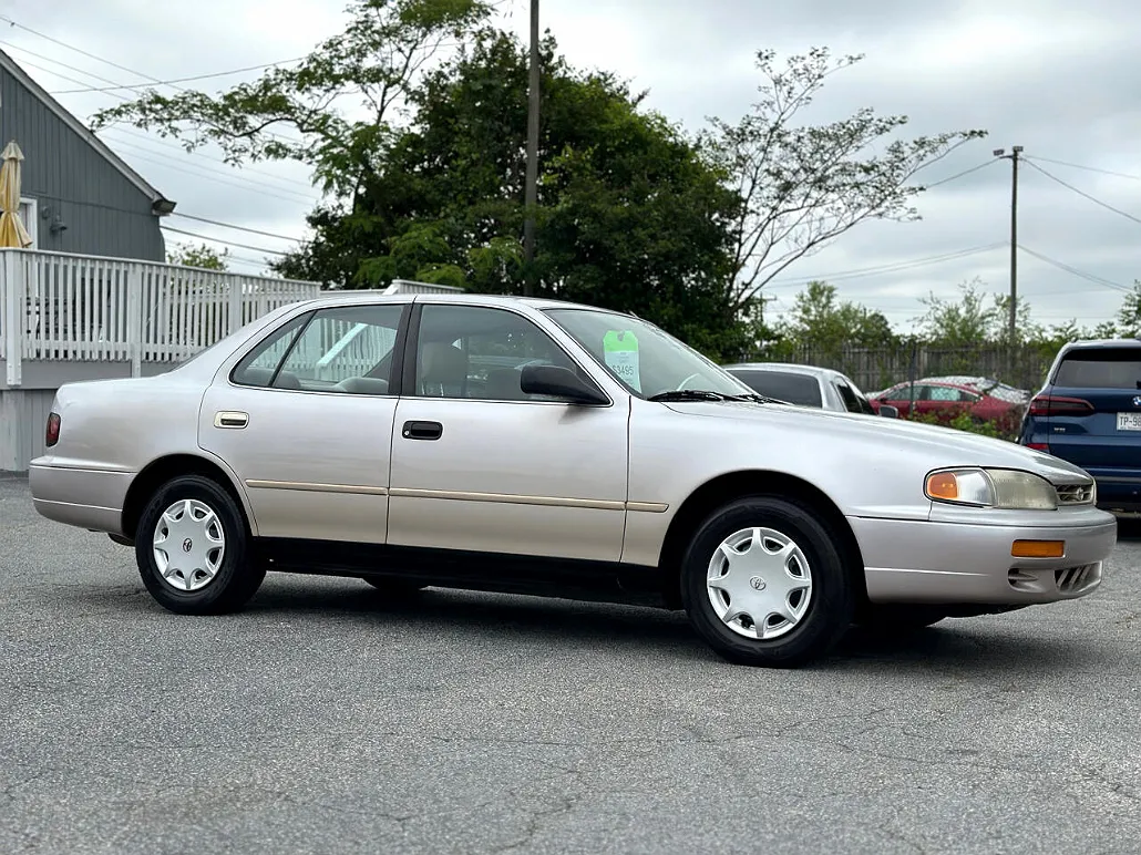 1996 Toyota Camry DX image 2