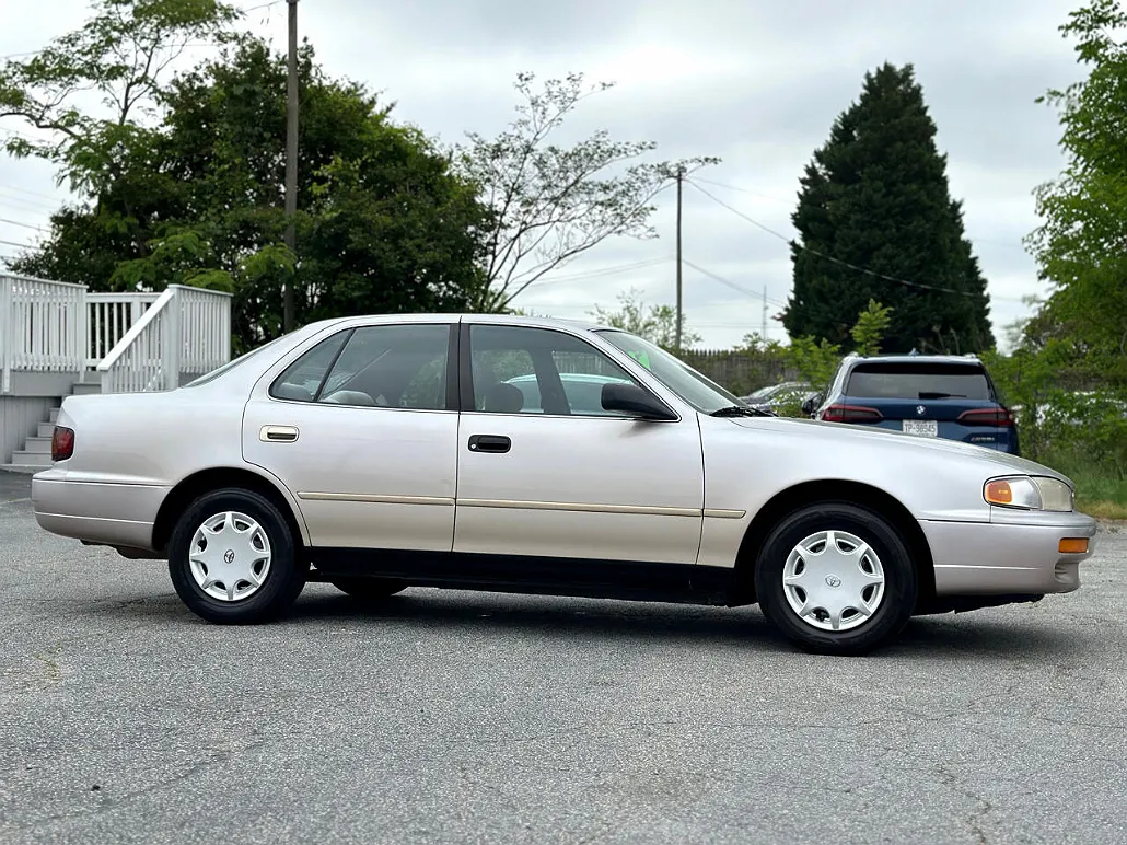 1996 Toyota Camry DX image 3