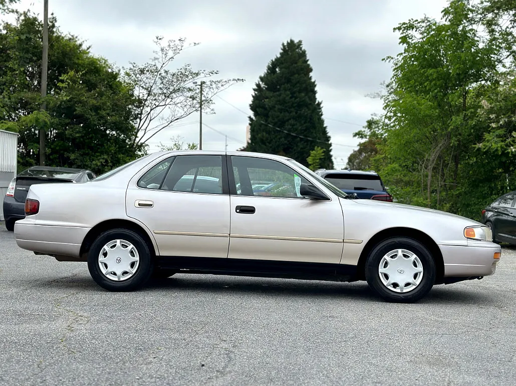 1996 Toyota Camry DX image 4