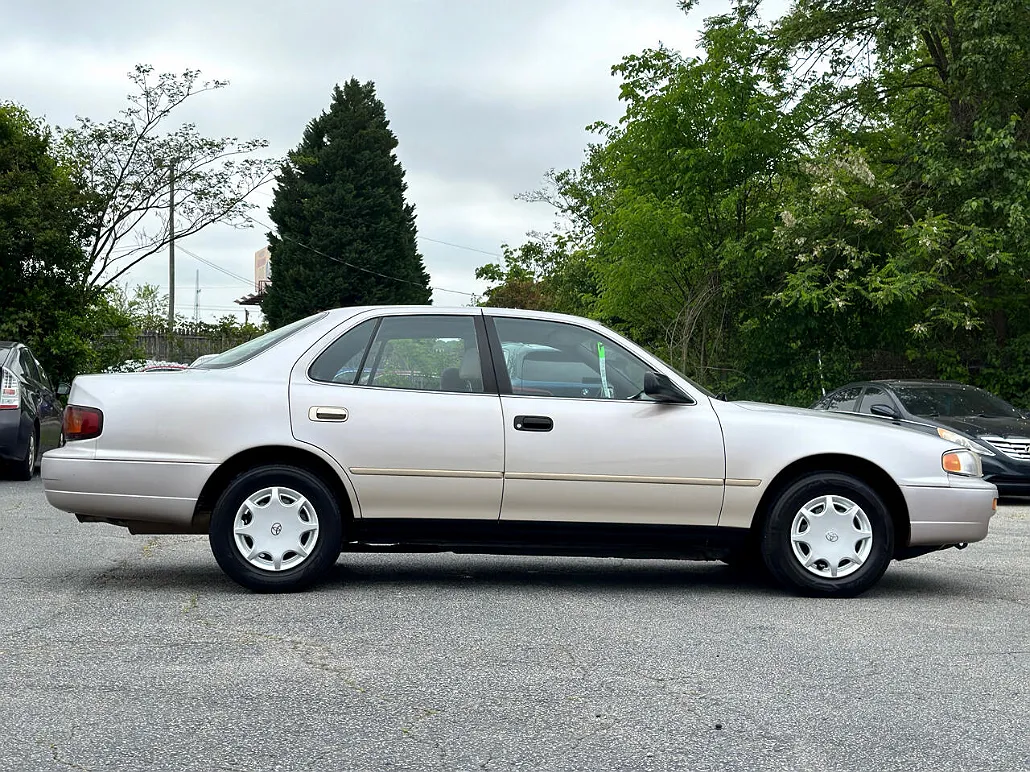 1996 Toyota Camry DX image 5