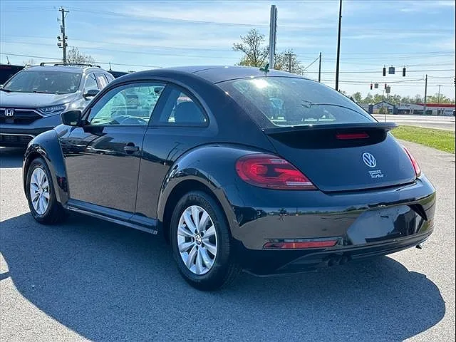 2018 Volkswagen Beetle null image 2