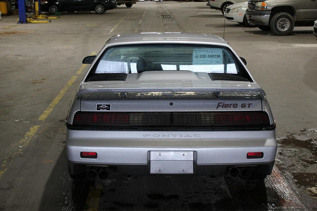 1985 Pontiac Fiero GT image 2