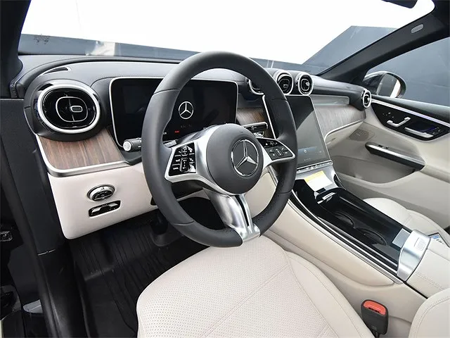 2024 Mercedes-Benz GLC 300 image 3