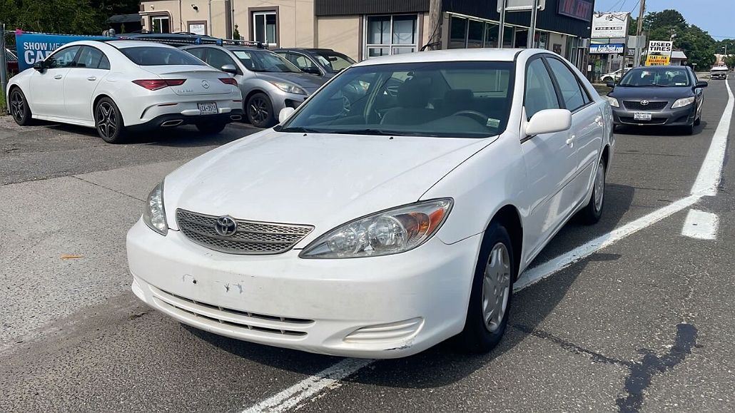 2002 Toyota Camry LE image 1