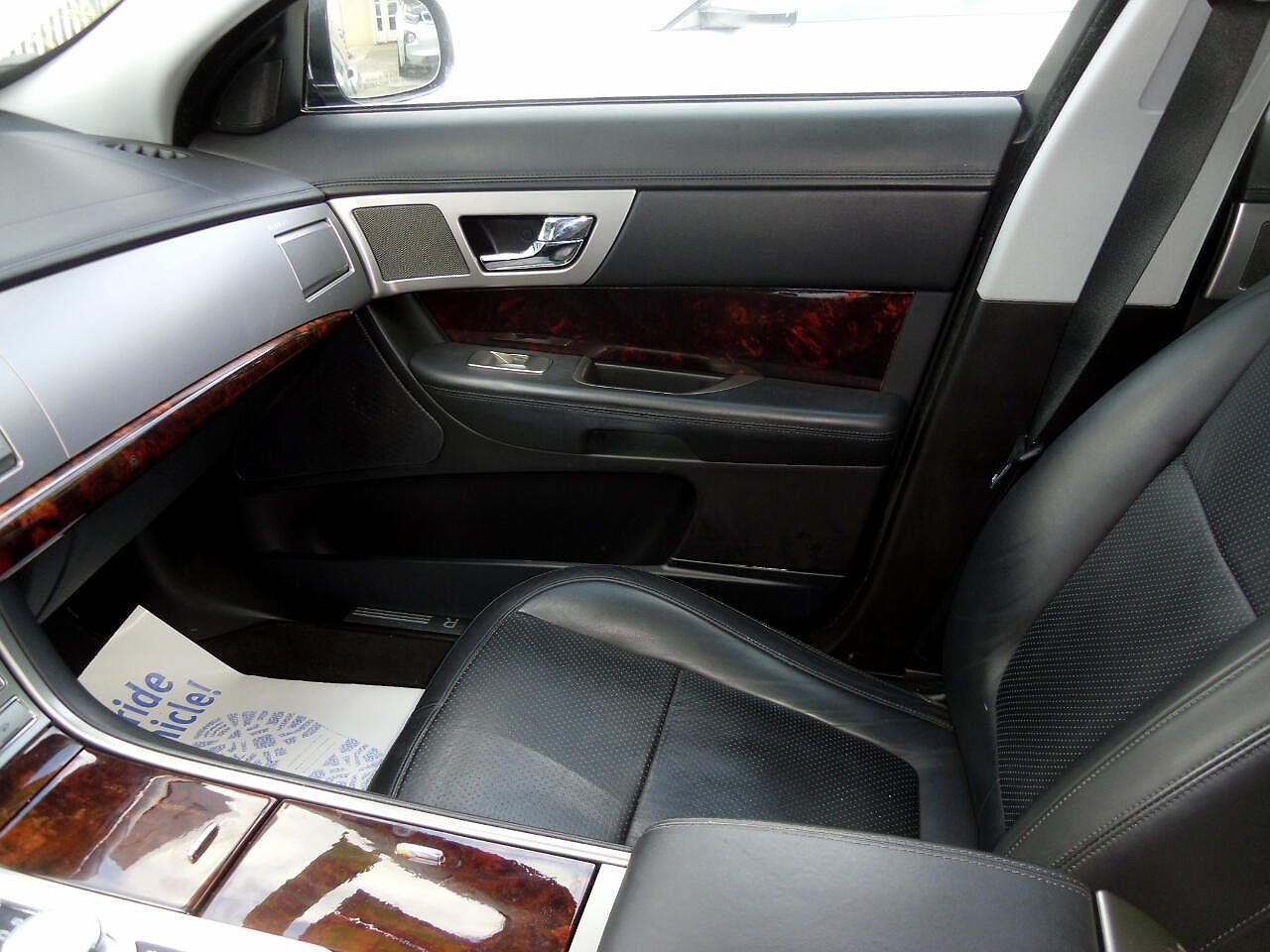 2010 Jaguar XF Premium image 16