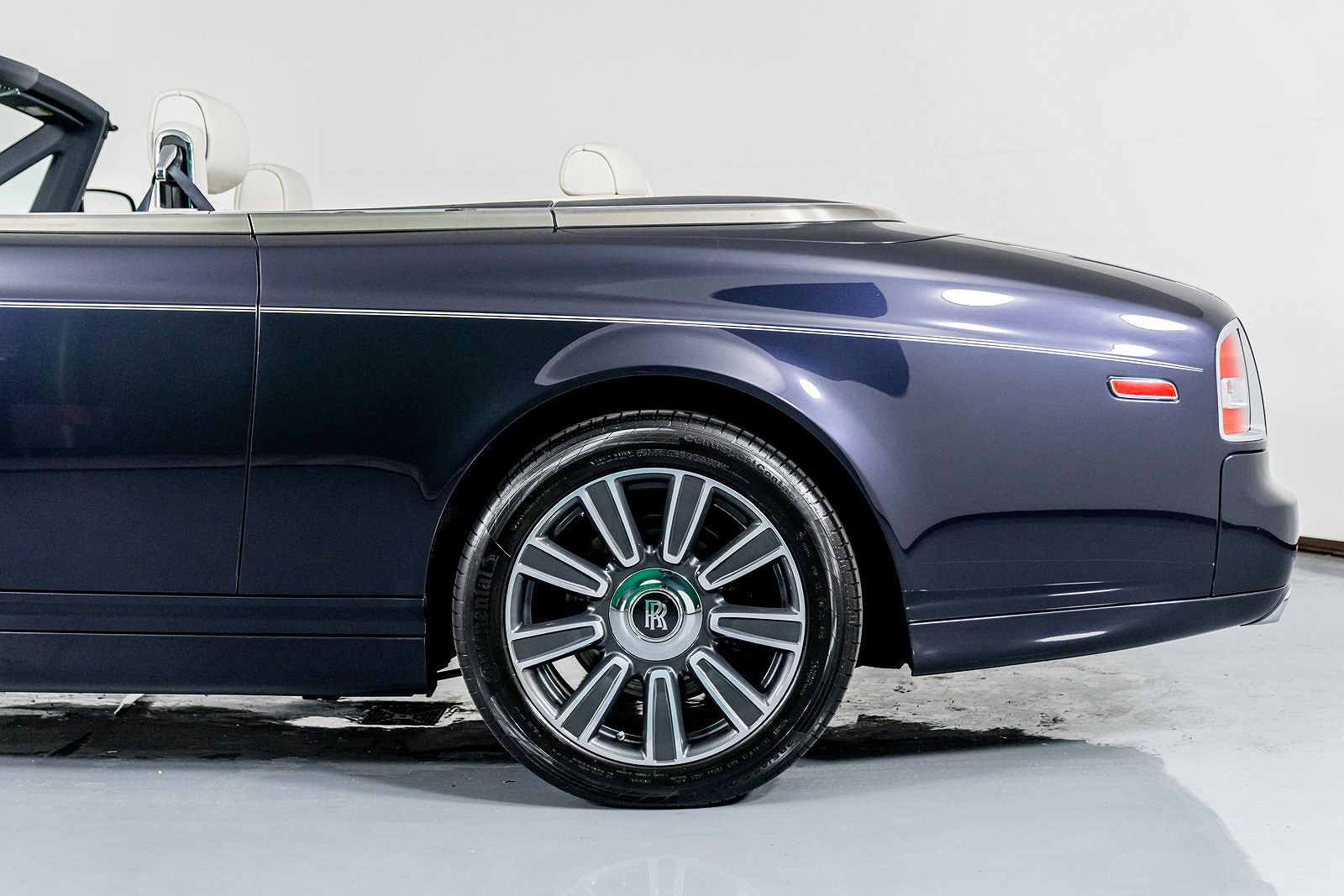 2016 Rolls-Royce Phantom Drophead image 16