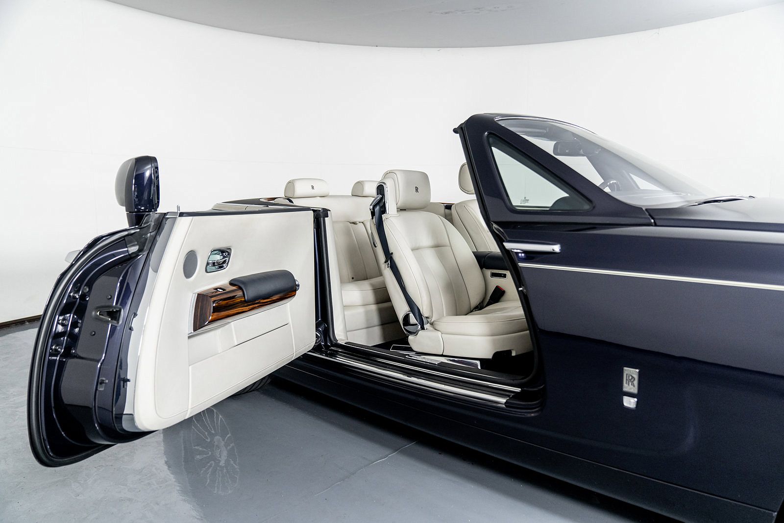 2016 Rolls-Royce Phantom Drophead image 28