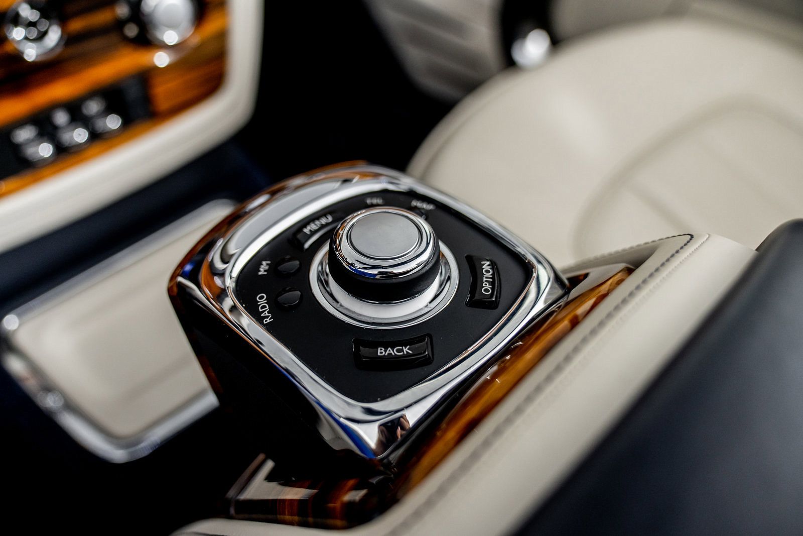 2016 Rolls-Royce Phantom Drophead image 42