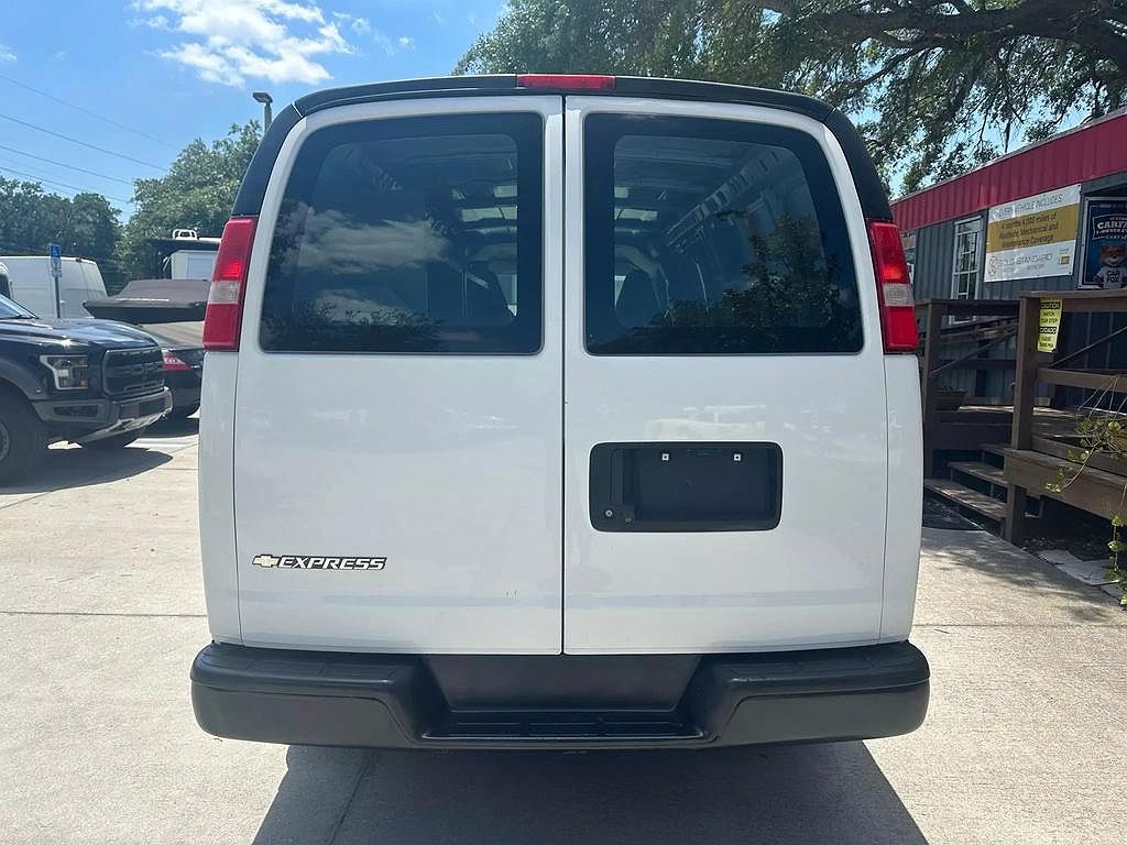 2019 Chevrolet Express 2500 image 3