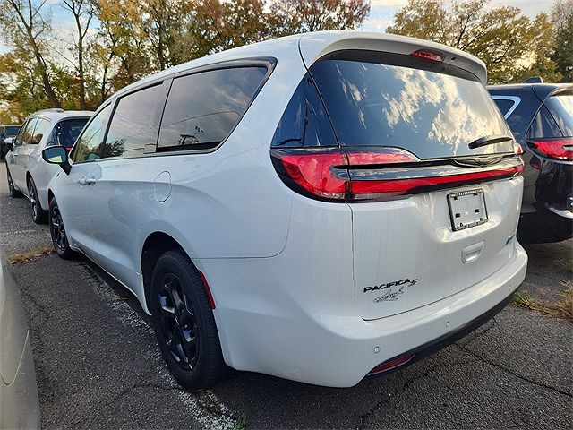 2023 Chrysler Pacifica Touring-L image 2