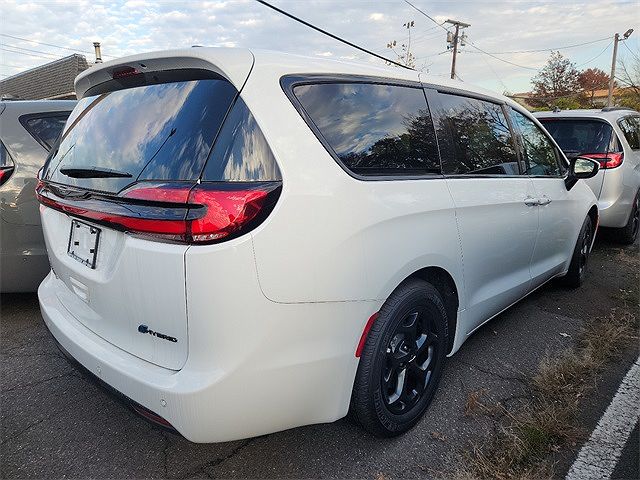 2023 Chrysler Pacifica Touring-L image 3