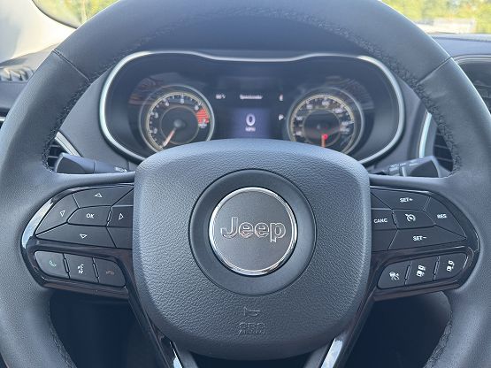 2023 Jeep Cherokee Altitude Lux photo 5