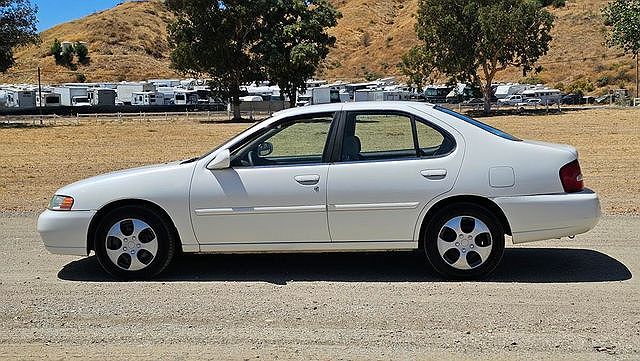 2001 Nissan Altima GXE image 11