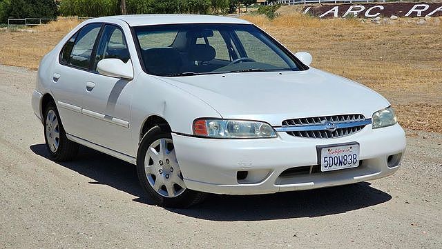 2001 Nissan Altima GXE image 3