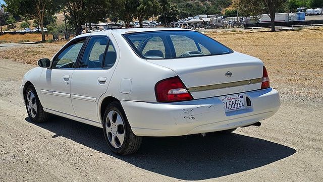 2001 Nissan Altima GXE image 5