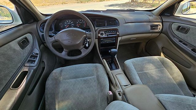 2001 Nissan Altima GXE image 8